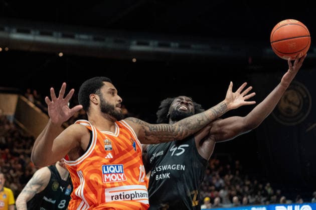Joel Sorianpo Nr 12 ratiopharm Ulm vs Oluwasimisola Shittu Nr 45 Basketball Loewen Braunschweig GER, Basketball Loewen Braunschweig vs ratiopharm Ulm, Basketball, easyCredit BBL, Week 28, Season 2025 26, 04 04 2026 GER, Basketball Loewen Braunschweig vs ratiopharm Ulm, Basketball, easyCredit BBL, Week 28, Season 2025 26, 04 04 2026 Braunschweig Copyright: xEibner-Pressefoto DanielxREINELTx EP_DRT