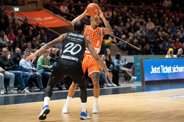 Nelson Weidemann Nr 0 ratiopharm Ulm vs Bryant Crawford Nr 20 Basketball Loewen Braunschweig GER, Basketball Loewen Braunschweig vs ratiopharm Ulm, Basketball, easyCredit BBL, Week 28, Season 2025 26, 04 04 2026 GER, Basketball Loewen Braunschweig vs ratiopharm Ulm, Basketball, easyCredit BBL, Week 28, Season 2025 26, 04 04 2026 Braunschweig Copyright: xEibner-Pressefoto DanielxREINELTx EP_DRT