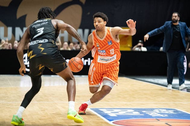 Mark Smith Nr 13 ratiopharm Ulm vs Jushua Hawley Nr 3 Basketball Loewen Braunschweig GER, Basketball Loewen Braunschweig vs ratiopharm Ulm, Basketball, easyCredit BBL, Week 28, Season 2025 26, 04 04 2026 GER, Basketball Loewen Braunschweig vs ratiopharm Ulm, Basketball, easyCredit BBL, Week 28, Season 2025 26, 04 04 2026 Braunschweig Copyright: xEibner-Pressefoto DanielxREINELTx EP_DRT