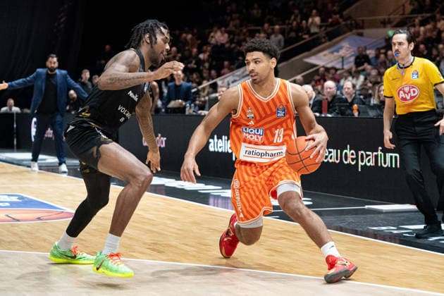 Mark Smith Nr 13 ratiopharm Ulm vs Jushua Hawley Nr 3 Basketball Loewen Braunschweig GER, Basketball Loewen Braunschweig vs ratiopharm Ulm, Basketball, easyCredit BBL, Week 28, Season 2025 26, 04 04 2026 GER, Basketball Loewen Braunschweig vs ratiopharm Ulm, Basketball, easyCredit BBL, Week 28, Season 2025 26, 04 04 2026 Braunschweig Copyright: xEibner-Pressefoto DanielxREINELTx EP_DRT