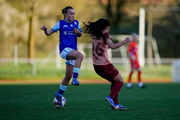 Switzerland AXA Women s Super League 2025 26, FC Lucerne vs BSC YB Women Hubelmatt, Lucerne Fiona Sperlich 22 FCL vs Laura Frey 26 YB Women Copyright: xKjetilxWaberx