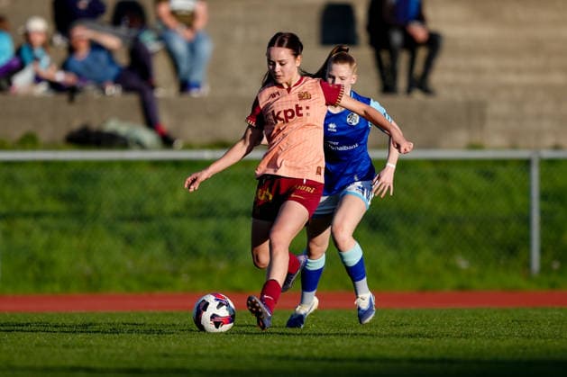 Switzerland AXA Women s Super League 2025 26, FC Luzern vs BSC YB Women Hubelmatt, Luzern Emilie De Maddalena 15 YB Women vs Mia Knapp 4 FC Luzern Copyright: xKjetilxWaberx