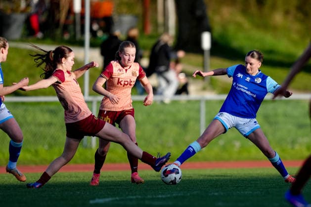 Switzerland AXA Women s Super League 2025 26, FC Luzern vs BSC YB Women Hubelmatt, Luzern Gentiana Fetaj 9 FCL vs Noa Linn Münger Noa Linn Munger 8 YB Women and Emilie De Maddalena 15 YB Women Copyright: xKjetilxWaberx