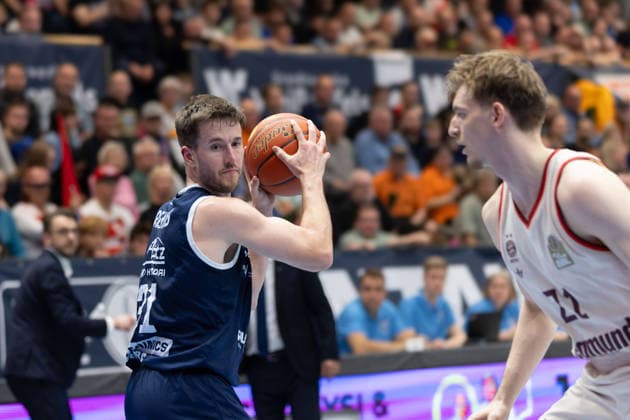 Spencer Reaves MBC, 31 , Justus Hollatz FCBB, 21 , Syntainics MBC vs FC Bayern Muenchen Basketball, Basketball, 1 Bundesliga, Men, 28 Matchday, Season 2025 26, 04 04 2026 Weißenfels Stadthalle Sachsen Anhalt Germany