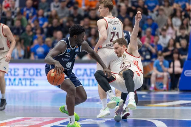 Khyri Thomas MBC, 0 , Andreas Obst FCBB, 13 , Syntainics MBC vs FC Bayern Muenchen Basketball, Basketball, 1 Bundesliga, Men, 28 Matchday, Season 2025 26, 04 04 2026 Weißenfels Stadthalle Sachsen Anhalt Germany
