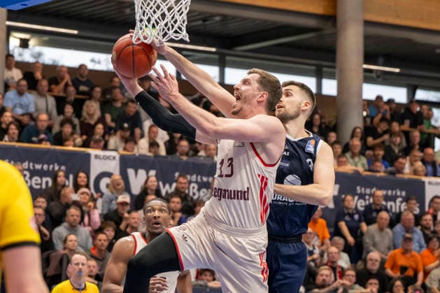 EasyCredit Basketball Bundesliga 2025 2026 Syntainics MBC vs FC Bayern Munich Basketball Weissenfels, Germany 04 April 2026 In the picture from left Andreas Obst Muenchen and Kresimir Nikic Weissenfels Weissenfels Stadthalle Weissenfels Sachsen Anhalt Germany