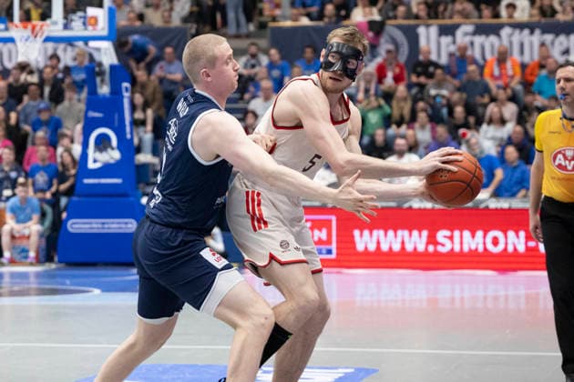 EasyCredit Basketball Bundesliga 2025 2026 Syntainics MBC vs FC Bayern Munich Basketball Weissenfels, Germany 04 April 2026 In the picture from left Collin Welp Weissenfels and Nils Giffey Muenchen Weissenfels Stadthalle Weissenfels Sachsen Anhalt Germany
