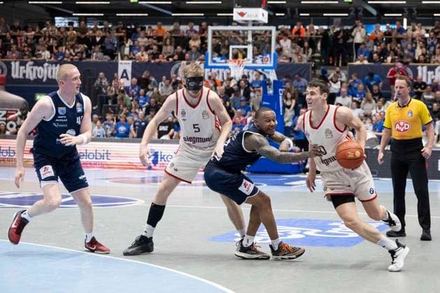 EasyCredit Basketball Bundesliga 2025 2026 Syntainics MBC vs FC Bayern Munich Basketball Weissenfels, Germany 04 April 2026 In the picture from left Collin Welp Weissenfels , Nils Giffey Muenchen , Charles Callison Weissenfels and Neno Dimitrijevic Muenchen Weissenfels Stadthalle Weissenfels Sachsen Anhalt Germany