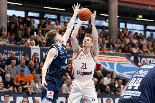 EasyCredit Basketball Bundesliga 2025 2026 Syntainics MBC vs FC Bayern Munich Basketball Weissenfels, Germany 04 April 2026 In the picture from left in the duel Perttu Blomgren Weissenfels and Justus Hollatz Munich Weissenfels Stadthalle Weissenfels Saxony Anhalt Germany