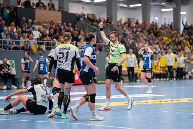 HSG Blomberg Lippe GER vs Borussia Dortmund GER , Handball, 1 Handball Bundesliga Women, 22 Matchday, 4 4 2026, Season 2025 2026, Blomberg Jonas Konrad Referee gives a 2 minutes penalty Blomberg Sporthalle an der Ulmenallee Germany
