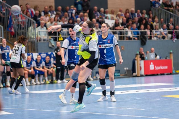 HSG Blomberg Lippe GER vs Borussia Dortmund GER , Handball, 1 Handball Bundesliga Women, 22 Matchday, 4 4 2026, Season 2025 2026, Blomberg f l in blue Maxi Muehlner HSG Blomberg Lippe, 10 and Andrea Jacobsen HSG Blomberg Lippe, 04 look at the goal throw of Kaja Kamp Nielsen Borussia Dortmund, 21 to Blomberg Sporthalle an der Ulmenallee Germany