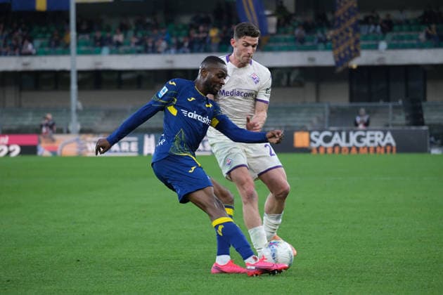 Jean-Daniel Akpa Akpro of Hellas Verona FC contrasted by Dodo of ACF Fiorentina during the soccer match between Hellas Verona FC and ACF Fiorentina, MD31 of Serie A Enilive Italian soccer championship 2025 2026 at Marcantonio Bentegodi Stadium on April 4, 2026, Verona, Italy.  Copyright: xRobertoxTommasini IPAxSportx xipa-agency.netx xx IPA_73754660 IPA_Agency_IPA73754660