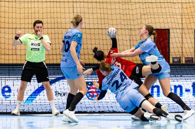 04 04 2026, GER, Handball, Women, Season 2025 2026, Alsco 1 Bl, 22 Matchday, Thueringer HC HSG Bensheim Auerbach Flames Meike Schmelzer HSG Bensheim Auerbach Flames , Giulia Guarieiro Thueringer HC,13 , 99947 Bad Langensalza Salza Halle Sporthalle Mehrz Thüringen Germany