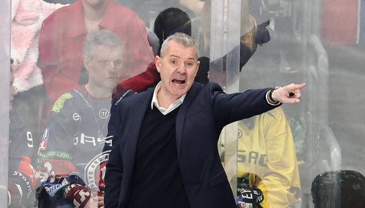 Trainer Serge Aubin zeigend, gestikulierend Aktion Oberkörper Eishockey Penny DEL Deutsche Eishockey Liga Play Off Viertelfinale 6.Spiel Saison 2025 2026 04.04.2026 EHC Eisbären Berlin EBB vs Straubing Tigers *** Coach Serge Aubin pointing, gesturing action upper body sport ice hockey penny DEL German Ice Hockey League Play Off quarter final 6 match season 2025 2026 04 04 2026 EHC Eisbären Berlin EBB vs Straubing Tigers