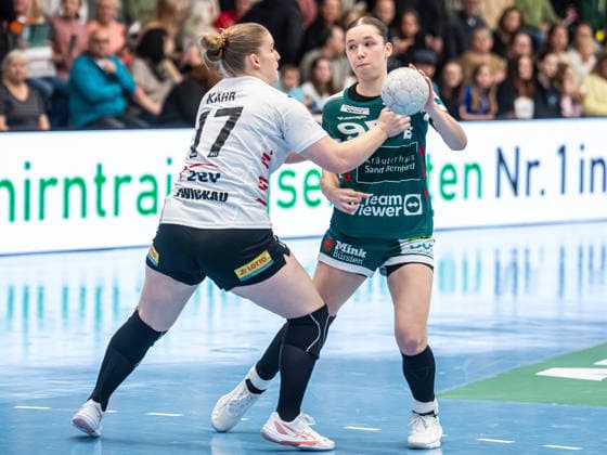 Lara Daeuble Frisch Auf Women, 95 in duel with Charlotte Kaehr BSV Sachsen Zwickau, 17 , Frisch Auf Goeppingen vs BSV Sachsen Zwickau, Handball, 1 Bundesliga, Season 2025 2026, 04 04 2026 Frisch Auf Goeppingen vs BSV Sachsen Zwickau, Handball, 1 Bundesliga, Season 2025 2026, 04 04 2026 Goeppingen Copyright: xMichaelxSchmidt Eibner-Pressefotx EP_MST