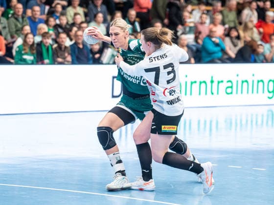 Luisa Schulze Frisch Auf Women, 33 in duel with Zoe Stens BSV Sachsen Zwickau, 73 , Frisch Auf Goeppingen vs BSV Sachsen Zwickau, Handball, 1 Bundesliga, Season 2025 2026, 04 04 2026 Frisch Auf Goeppingen vs BSV Sachsen Zwickau, Handball, 1 Bundesliga, Season 2025 2026, 04 04 2026 Goeppingen Copyright: xMichaelxSchmidt Eibner-Pressefotx EP_MST