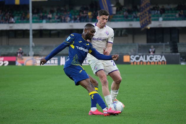 CALCIO - Serie A - Hellas Verona FC vs ACF Fiorentina Jean-Daniel Akpa Akpro of Hellas Verona FC contrasted by Dodo of ACF Fiorentina during the soccer match between Hellas Verona FC and ACF Fiorentina, MD31 of Serie A Enilive Italian soccer championship 2025 2026 at Marcantonio Bentegodi Stadium on April 4, 2026, Verona, Italy. Verona Italy  Copyright: xIPAxSport ABACAx