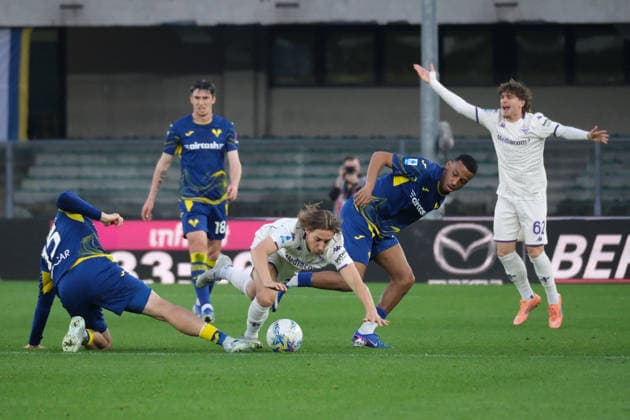 CALCIO - Serie A - Hellas Verona FC vs ACF Fiorentina Jacopo Fazzini of ACF Fiorentina contrasted by Rafik Belghali of Hellas Verona FC during the soccer match between Hellas Verona FC and ACF Fiorentina, MD31 of Serie A Enilive Italian soccer championship 2025 2026 at Marcantonio Bentegodi Stadium on April 4, 2026, Verona, Italy. Verona Italy  Copyright: xIPAxSport ABACAx