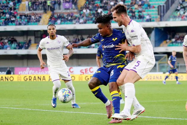 Verona™s Gift Orban Fiorentina s Marin Pongracic during the Serie A soccer match between Hellas Verona and Fiorentina at the Bentegodi Stadium in Verona, north west Italy - Saturday , April 4 , 2026. - Soccer .  Copyright: xPaolaxGarbuio Lapressex