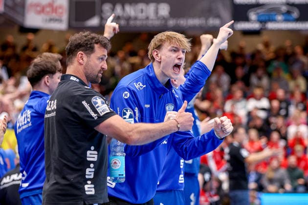 04 04 2026, xsscx, Handball, HBL, TBV Lemgo Lippe MT Melsungen, Season 2025 2026 Men, PHOENIX CONTACT arena The team and Florian Kehrmann Coach TBV Lemgo Lippe cheer on their players Photo xSandraxScherningxPressefotoKochx North Rhine-Westphalia Germany
