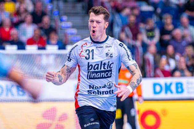 Emil Jakobsen SG Flensburg Handewitt, No. 31 v l , TSV Hannover Burgdorf green against SG Flensburg Handewitt white on matchday 27 of the 2025 2026 season in the DAIKIN Handball Bundesliga 04 04 2026, ZAG Arena Hannover, GER , Copyright: xJanxGuentherx xTSVxHannover-Burgdorfx