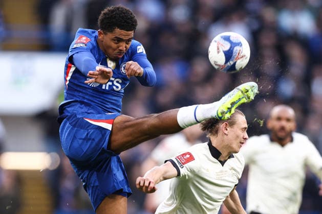 Chelsea v Port Vale 04 April 2026, London - FA Cup - Quarter Final - Chelsea v Port Vale - Wesley Fofana of Chelsea jumps up high to kick the ball away from the head of Ben Waine of Port Vale - Photo: Jacques Feeney Offside. London UK *** Chelsea gegen Port Vale 04. April 2026, London FA Cup Viertelfinale Chelsea gegen Port Vale Wesley Fofana (Chelsea) springt hoch, um den Ball vom Kopf von Ben Waine (Port Vale) wegzuschießen Foto Jacques Feeney Abseits London UK  Copyright: xJacquesxFeeneyx xOffsidexOffside