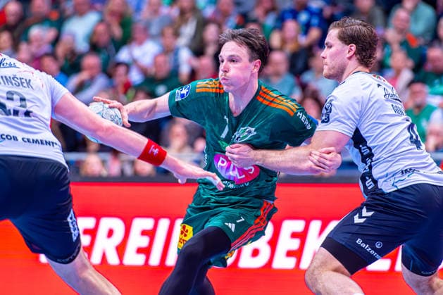 Leif Tissier TSV Hannover Burgdorf, No. 7 v l , TSV Hannover Burgdorf green against SG Flensburg Handewitt white on matchday 27 of the 2025 2026 season in the DAIKIN Handball Bundesliga 04 04 2026, ZAG Arena Hannover, GER , Copyright: xJanxGuentherx xTSVxHannover-Burgdorfx