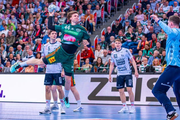 Thomas Solstad TSV Hannover Burgdorf, No. 44 v l , TSV Hannover Burgdorf green against SG Flensburg Handewitt white on matchday 27 of the 2025 2026 season in the DAIKIN Handball Bundesliga 04 04 2026, ZAG Arena Hannover, GER , Copyright: xJanxGuentherx xTSVxHannover-Burgdorfx