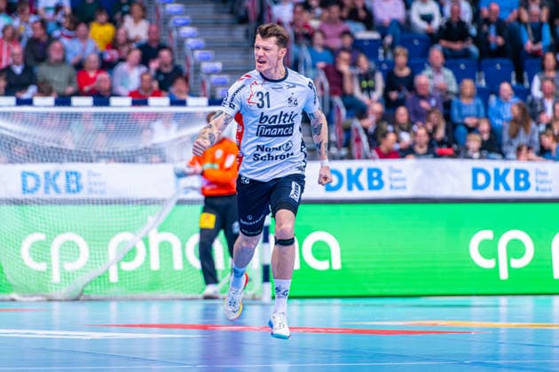 Emil Jakobsen SG Flensburg Handewitt, No. 31 v l , TSV Hannover Burgdorf green against SG Flensburg Handewitt white on matchday 27 of the 2025 2026 season in the DAIKIN Handball Bundesliga 04 04 2026, ZAG Arena Hannover, GER , Copyright: xJanxGuentherx xTSVxHannover-Burgdorfx