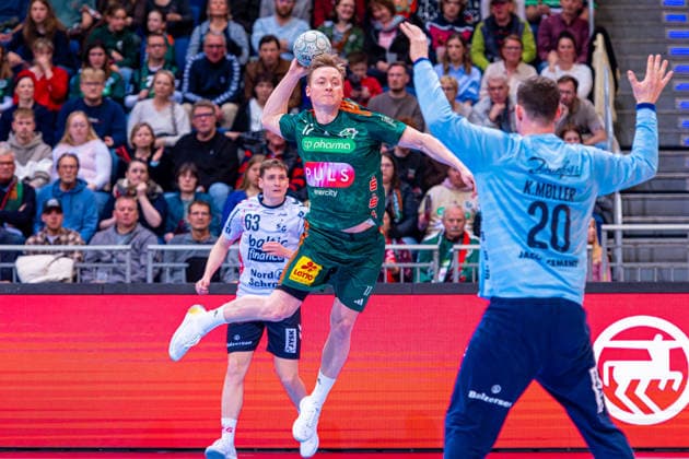 August Pedersen TSV Hannover Burgdorf, No. 17 v l , TSV Hannover Burgdorf green against SG Flensburg Handewitt white on matchday 27 of the 2025 2026 season in the DAIKIN Handball Bundesliga 04 04 2026, ZAG Arena Hannover, GER , Copyright: xJanxGuentherx xTSVxHannover-Burgdorfx
