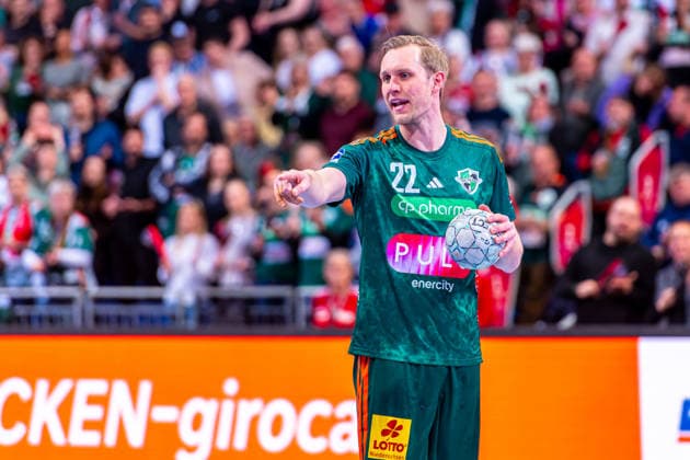 Marian Michalczik (TSV Hannover-Burgdorf, Nr. 22) (v.l.), TSV Hannover-Burgdorf (grün) gegen SG Flensburg-Handewitt (weiß) am 27. Spieltag der Saison 2025 2026 in der DAIKIN Handball-Bundesliga (04.04.2026, ZAG Arena (Hannover, GER), *** Marian Michalczik TSV Hannover Burgdorf, No. 22 v l , TSV Hannover Burgdorf green against SG Flensburg Handewitt white on matchday 27 of the 2025 2026 season in the DAIKIN Handball Bundesliga 04 04 2026, ZAG Arena Hannover, GER , Copyright: xJanxGuentherx xTSVxHannover-Burgdorfx