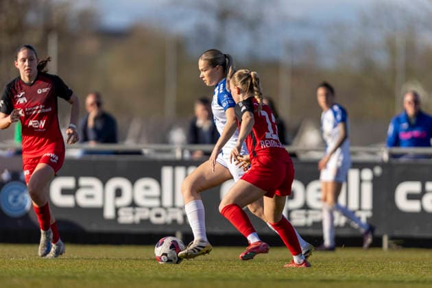 Switzerland AXA Womens Super League 2025 26, GC Frauenfussball vs FC Aarau Frauen GC Campus, Niederhasli Ella Ljustina of GC Frauenfussball controls the ball under pressure from Fabia Reinschmidt of FC Aarau Frauen Copyright: xPascalxKesselmarkx