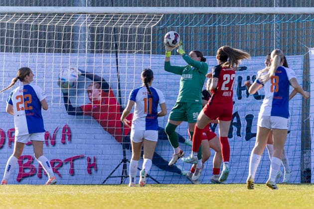 Switzerland AXA Womens Super League 2025 26, GC Frauenfussball vs FC Aarau Frauen GC Campus, Niederhasli goalkeeper Lauren Rose Kozal of GC Frauenfussball in action Copyright: xPascalxKesselmarkx