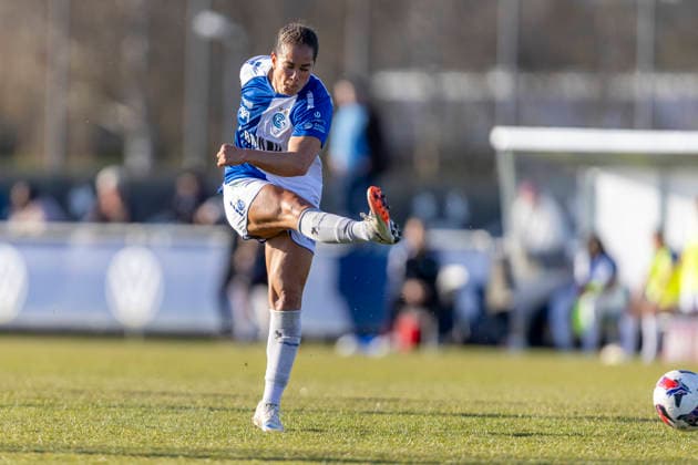 Switzerland AXA Womens Super League 2025 26, GC Frauenfussball vs FC Aarau Frauen GC Campus, Niederhasli Kayla Jay McKenna of GC Frauenfussball shoots the ball Copyright: xPascalxKesselmarkx