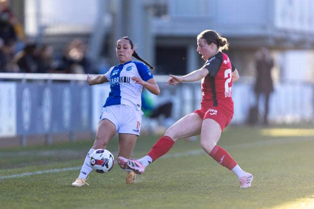 Switzerland AXA Womens Super League 2025 26, GC Frauenfussball vs FC Aarau Frauen GC Campus, Niederhasli Noëmie Potier of GC Frauenfussball passes the ball under pressure from Michelle Stierli of FC Aarau Frauen Copyright: xPascalxKesselmarkx