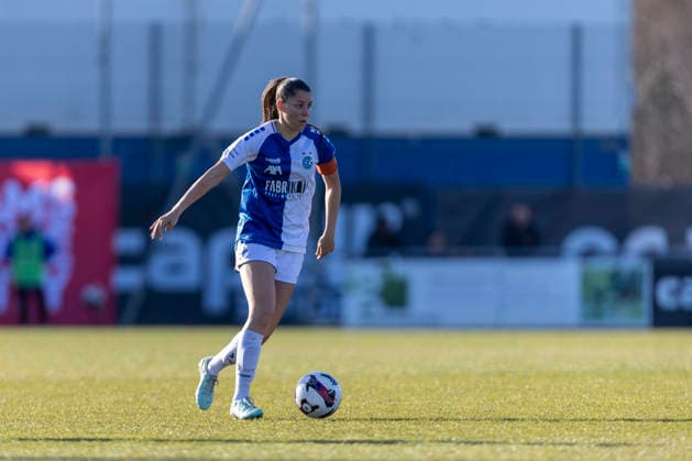 Switzerland AXA Womens Super League 2025 26, GC Frauenfussball vs FC Aarau Frauen GC Campus, Niederhasli Luna LempÃ riere of GC Frauenfussball controls the ball Copyright: xPascalxKesselmarkx