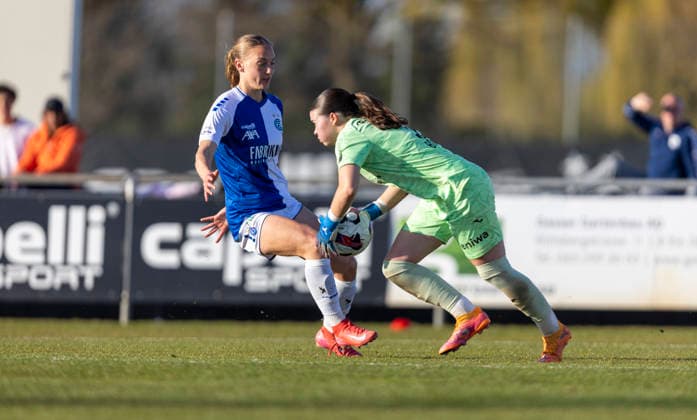 Switzerland AXA Womens Super League 2025 26, GC Frauenfussball vs FC Aarau Frauen GC Campus, Niederhasli goalkeeper Lorena Barth of FC Aarau Frauen in action under pressure from Brigitta Katherine Pulins of GC Frauenfussball Copyright: xPascalxKesselmarkx