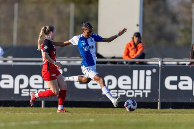 Switzerland AXA Womens Super League 2025 26, GC Frauenfussball vs FC Aarau Frauen GC Campus, Niederhasli Sury Alichy Lamontana Charon of GC Frauenfussball passes the ball Copyright: xPascalxKesselmarkx