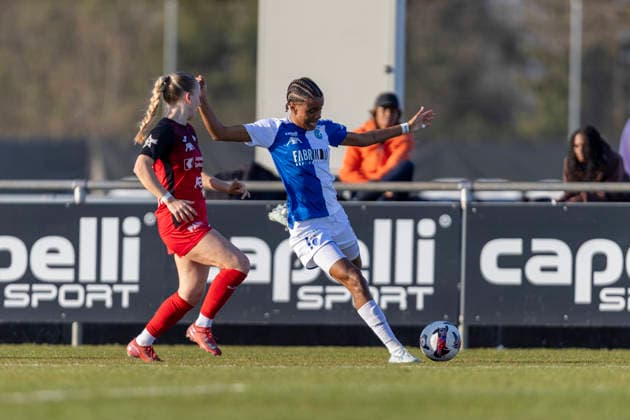 Switzerland AXA Womens Super League 2025 26, GC Frauenfussball vs FC Aarau Frauen GC Campus, Niederhasli Sury Alichy Lamontana Charon of GC Frauenfussball shoots the ball Copyright: xPascalxKesselmarkx