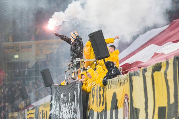04 04 2026, xomx, Fußball 2 Bundesliga, Dynamo Dresden Hertha BSC Berlin v l Gedenkminute Schweigeminute DFL DFB REGULATIONS PROHIBIT ANY USE OF PHOTOGRAPHS as IMAGE SEQUENCES and or QUASI VIDEO Dresden