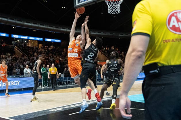 Christian Sengfelder Nr 43 ratiopharm Ulm vs Joshua Obiesie Nr 8 Basketball Loewen Braunschweig at the basket GER, Basketball Loewen Braunschweig vs ratiopharm Ulm, Basketball, easyCredit BBL, Week 28, Season 2025 26, 04 04 2026 GER, Basketball Loewen Braunschweig vs ratiopharm Ulm, Basketball, easyCredit BBL, Week 28, Season 2025 26, 04 04 2026 Braunschweig Copyright: xEibner-Pressefoto DanielxREINELTx EP_DRT