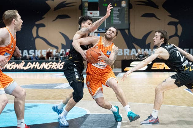 Christopher Ledlum (Nr. 4 ratiopharm Ulm) gegen Benny Schroeder (Nr. 2 Basketball Loewen Braunschweig) und Adrian Worthy (Nr. 0 Basketball Loewen Braunschweig) GER, Basketball Loewen Braunschweig gegen ratiopharm Ulm, Basketball, easyCredit BBL, Woche 28, Spielzeit 2025 26, 04.04.2026 GER, Basketball Loewen Braunschweig gegen ratiopharm Ulm, Basketball, easyCredit BBL, Woche 28, Spielzeit 2025 26, 04.04.2026 Braunschweig *** Christopher Ledlum Nr 4 ratiopharm Ulm vs Benny Schroeder Nr 2 Basketball Loewen Braunschweig and Adrian Worthy Nr 0 Basketball Loewen Braunschweig GER, Basketball Loewen Braunschweig vs ratiopharm Ulm, Basketball, easyCredit BBL, Week 28, Season 2025 26, 04 04 2026 GER, Basketball Loewen Braunschweig vs ratiopharm Ulm, Basketball, easyCredit BBL, Week 28, Season 2025 26, 04 04 2026 Braunschweig Copyright: xEibner-Pressefoto DanielxREINELTx EP_DRT