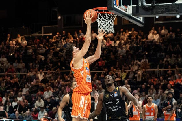 Alec Anigbata Nr 21 ratiopharm Ulm at the basket against Jushua Hawley Nr 3 Basketball Loewen Braunschweig GER, Basketball Loewen Braunschweig vs ratiopharm Ulm, Basketball, easyCredit BBL, Week 28, Season 2025 26, 04 04 2026 GER, Basketball Loewen Braunschweig vs ratiopharm Ulm, Basketball, easyCredit BBL, Week 28, Season 2025 26, 04 04 2026 Braunschweig Copyright: xEibner-Pressefoto DanielxREINELTx EP_DRT