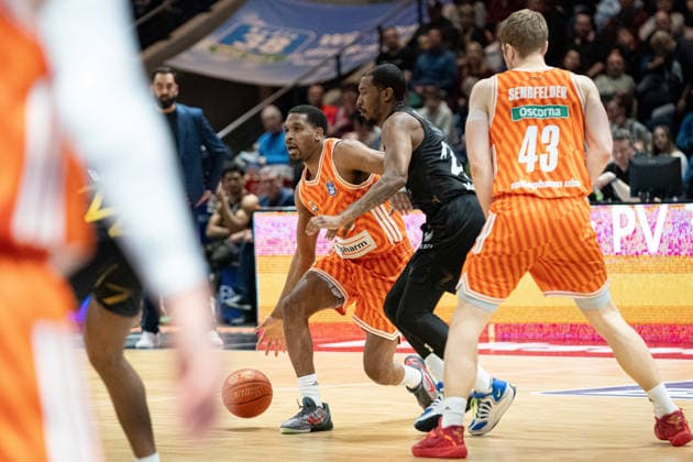 Justin Simon Nr 15 ratiopharm Ulm vs Bryant Crawford Nr 20 Basketball Loewen Braunschweig GER, Basketball Loewen Braunschweig vs ratiopharm Ulm, Basketball, easyCredit BBL, Week 28, Season 2025 26, 04 04 2026 GER, Basketball Loewen Braunschweig vs ratiopharm Ulm, Basketball, easyCredit BBL, Week 28, Season 2025 26, 04 04 2026 Braunschweig Copyright: xEibner-Pressefoto DanielxREINELTx EP_DRT