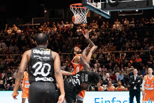 Justin Simon Nr 15 ratiopharm Ulm vs Oluwasimisola Shittu Nr 45 Basketball Loewen Braunschweig with a foul call by Oluwasimisola Shittu Nr 45 Basketball Loewen Braunschweig GER after a coaches challenge for unsportsmanlike foul, Basketball Loewen Braunschweig vs ratiopharm Ulm, Basketball, easyCredit BBL, Week 28, Season 2025 26, 04 04 2026 GER, Basketball Loewen Braunschweig vs ratiopharm Ulm, Basketball, easyCredit BBL, Week 28, Season 2025 26, 04 04 2026 Braunschweig Copyright: xEibner-Pressefoto DanielxREINELTx EP_DRT