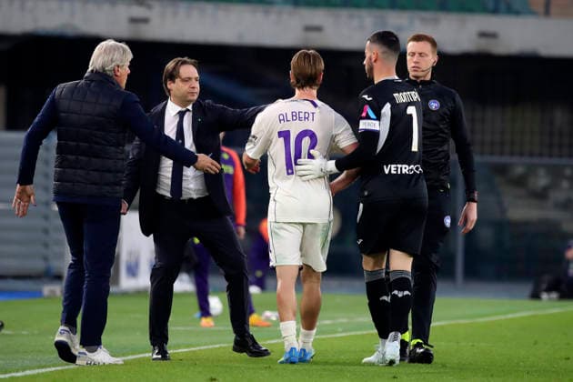 Red card for Fiorentina™s Albert Gudmundsson during the Serie A soccer match between Hellas Verona and Fiorentina at the Bentegodi Stadium in Verona, north west Italy - Saturday , April 4 , 2026. - Soccer .  Copyright: xPaolaxGarbuio Lapressex