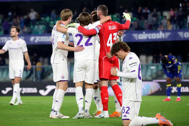 Fiorentina™s celebration in the end in the end during the Serie A soccer match between Hellas Verona and Fiorentina at the Bentegodi Stadium in Verona, north west Italy - Saturday , April 4 , 2026. - Soccer .  Copyright: xPaolaxGarbuio Lapressex