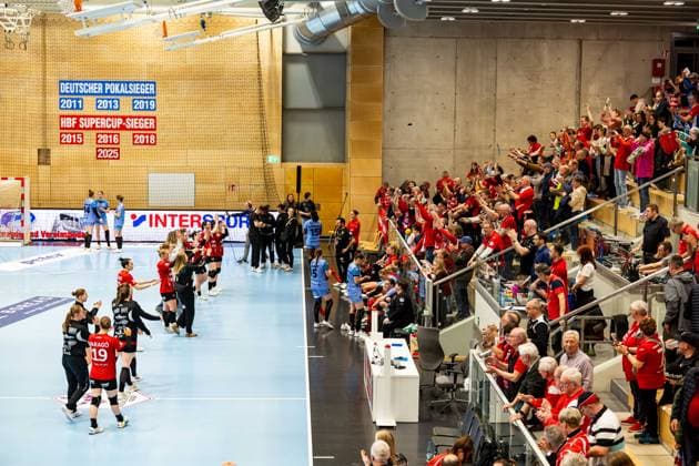 04 04 2026, GER, Handball, Women, Season 2025 2026, Alsco 1 Bl, 22 Matchday, Thueringer HC HSG Bensheim Auerbach Flames the team Team celebrates the home win against HSG Bensheim Auerbach Flames and cheers together with the fans 99947 Bad Langensalza Salza Halle Sporthalle Mehrz Thüringen Germany
