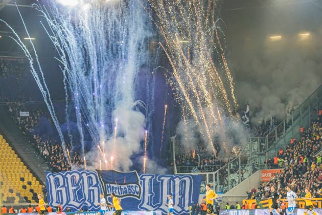 04.04.2026, xomx, Fussball 2.Bundesliga, Dynamo Dresden - Hertha BSC Berlin v.l. Fans Hertha mit Pyros Raketen: Spielunterbrechung (DFL DFB REGULATIONS PROHIBIT ANY USE OF PHOTOGRAPHS as IMAGE SEQUENCES and or QUASI-VIDEO) Dresden *** 04 04 2026, xomx, Soccer 2 Bundesliga, Dynamo Dresden Hertha BSC Berlin v l Fans Hertha with pyros rockets interruption of match DFL DFB REGULATIONS PROHIBIT ANY USE OF PHOTOGRAPHS as IMAGE SEQUENCES and or QUASI VIDEO Dresden