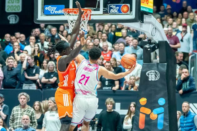 Chemnitz, Germany 04 April 2026 1 BBL 2025 2026 Niners Chemnitz against Telekom Baskets Bonn Pictured from left in a duel Aher Uguak 99 and Joel Aminu Bonn Copyright: xFotostandx xNachtigallx